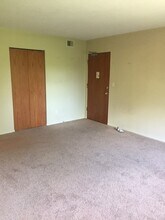 5747 Glenwood Ave, Unit 12 in Minneapolis, MN - Building Photo - Building Photo