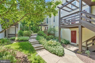 10070 Oakton Terrace Rd, Unit BUILDING 8 in Oakton, VA - Building Photo - Building Photo