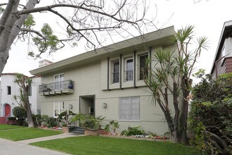 215 S Elm Dr in Beverly Hills, CA - Foto de edificio - Building Photo