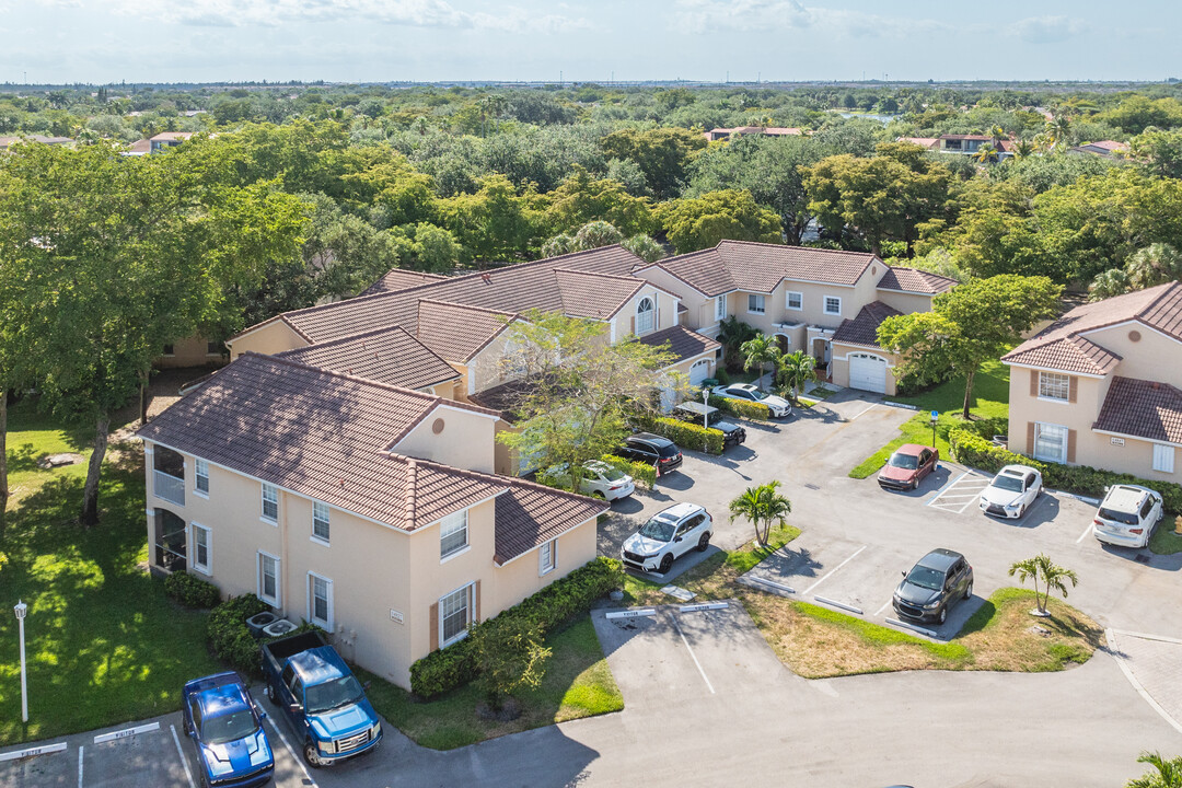 Regatta Pointe in Miami Lakes, FL - Foto de edificio