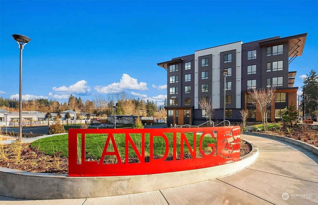 6901 NE 184 St in Kenmore, WA - Building Photo