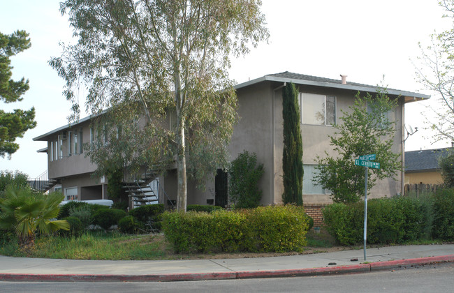 8200 Parish Way in Gilroy, CA - Foto de edificio - Building Photo