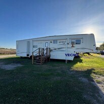 642 10th St in Floresville, TX - Building Photo