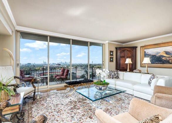 700 E Hildebrand Ave in San Antonio, TX - Building Photo