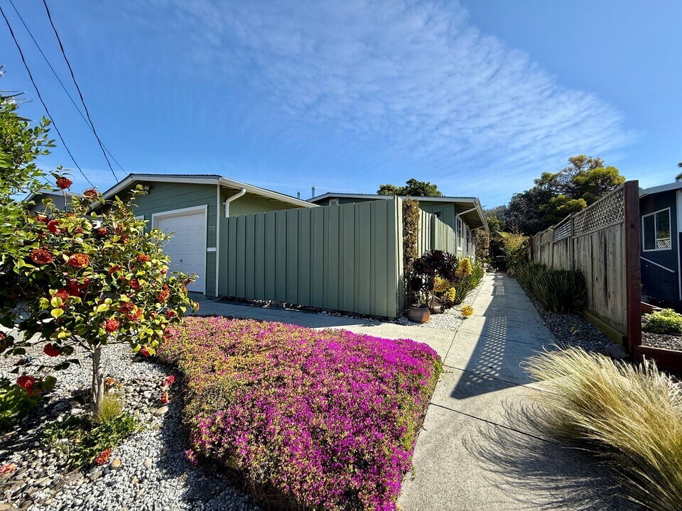 735 Bradford Way in Pacifica, CA - Building Photo