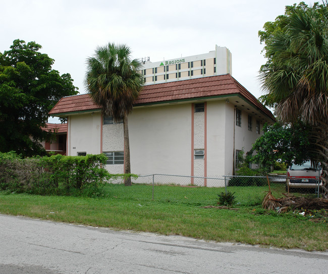 645-655 NE 166th St in Miami, FL - Building Photo - Building Photo