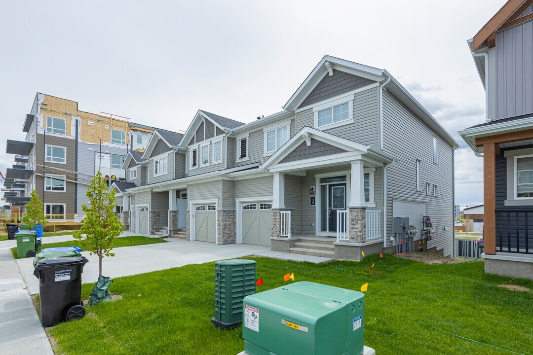 252 Carringham Way NW in Calgary, AB - Building Photo