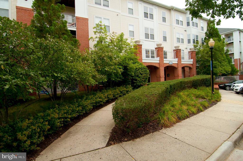 2921 Deer Hollow Way in Fairfax, VA - Building Photo
