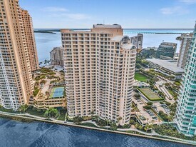888 Brickell Key Dr in Miami, FL - Building Photo