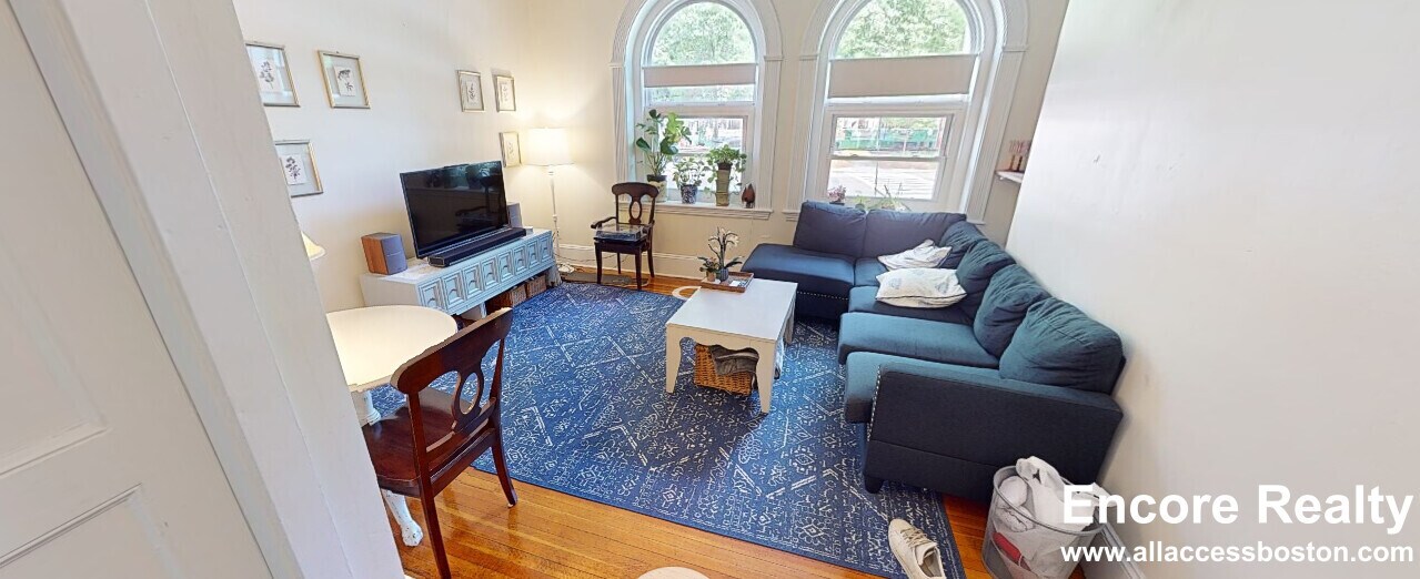 1583 Beacon St, Unit 1 in Brookline, MA - Building Photo