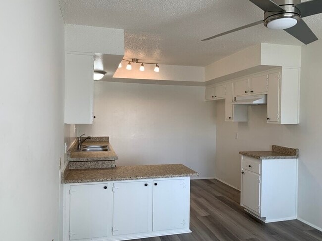 118546 Inglewood Ave in Hawthorne, CA - Foto de edificio - Building Photo