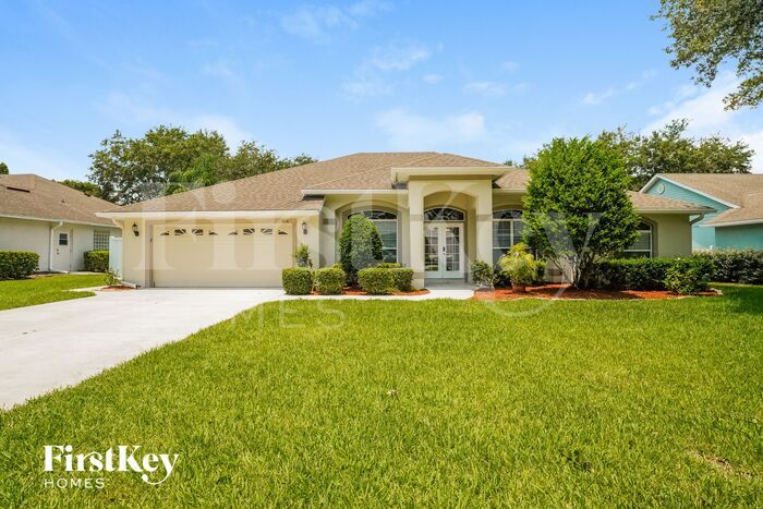 874 Club Hills Dr in Eustis, FL - Building Photo