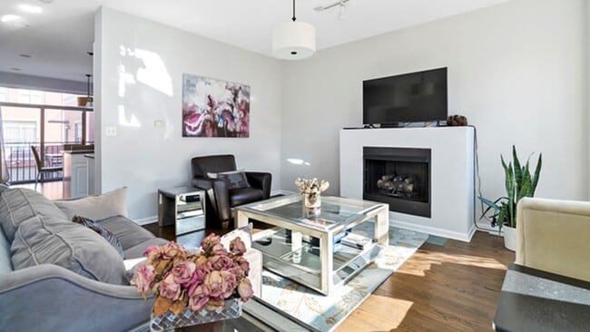 720 W Evergreen Ave, Unit 720 in Chicago, IL - Building Photo - Building Photo