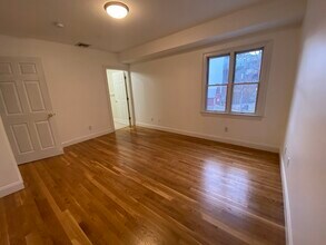 240 E 8th St, Unit 3 in Boston, MA - Building Photo - Building Photo