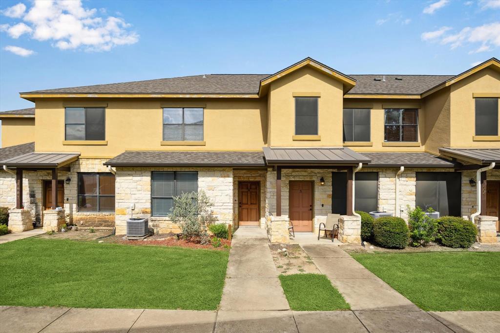 2101 Town Centre Dr in Round Rock, TX - Building Photo