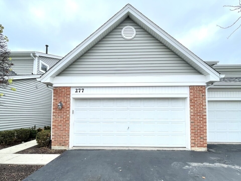 277 Camelot Ln in Carol Stream, IL - Building Photo