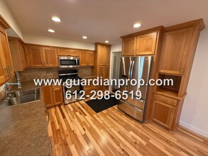 2202 St Croix St in Roseville, MN - Building Photo - Building Photo