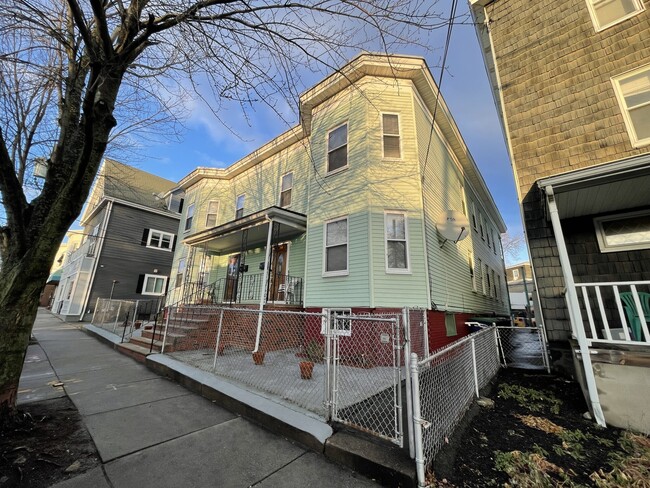 227 Holland St, Unit 1 in Somerville, MA - Foto de edificio - Building Photo