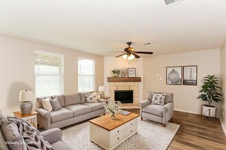413 Emerald Creek Dr in Fort Worth, TX - Building Photo - Building Photo