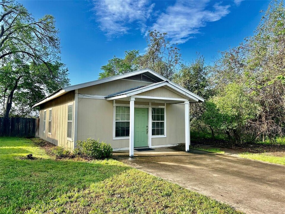 1609 Cedar St in Bastrop, TX - Building Photo