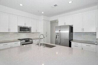 10881 McCan Ct in San Diego, CA - Building Photo - Building Photo