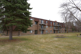 Sunrise Court Apartments in Cambridge, MN - Foto de edificio - Building Photo