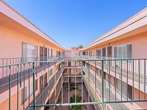 335 Cedar Ave, Unit 412 in Long Beach, CA - Foto de edificio - Building Photo