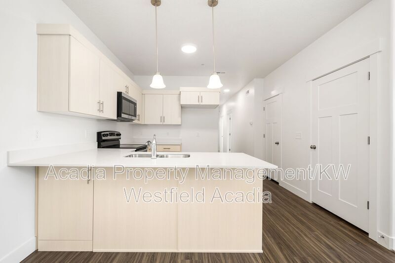 13714 S Hanley Ln in Riverton, UT - Building Photo