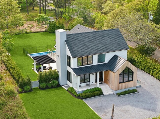 28 Canoe Place Rd in Hampton Bays, NY - Building Photo - Building Photo