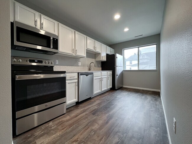 2322 College St, Unit 10 in Cedar Falls, IA - Building Photo - Building Photo
