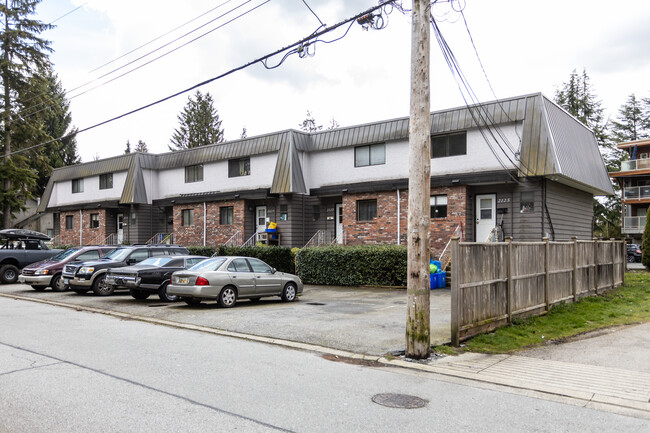 2125 Munster Av in North Vancouver, BC - Building Photo - Building Photo