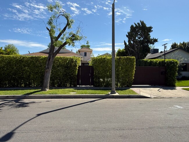 property at 5906 Graves Ave