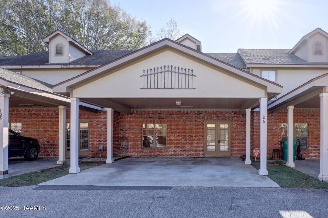 106 Deraney Ln in Lafayette, LA - Building Photo