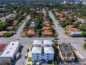 411 SW 37th Ave-Unit -Unit4B in Miami, FL - Building Photo - Building Photo