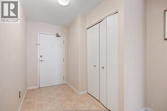 5000 Wyandotte St E in Windsor, ON - Foto de edificio - Building Photo