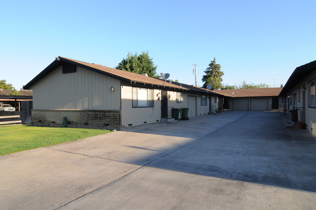 1615 W Lockeford St in Lodi, CA - Building Photo - Building Photo