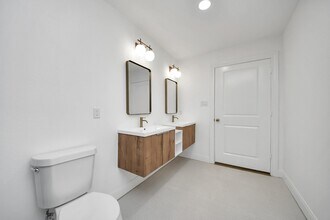 300 Narcissus Rd in Clear Lake Shores, TX - Building Photo - Building Photo