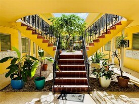 75 Washington Ave in Miami Beach, FL - Building Photo