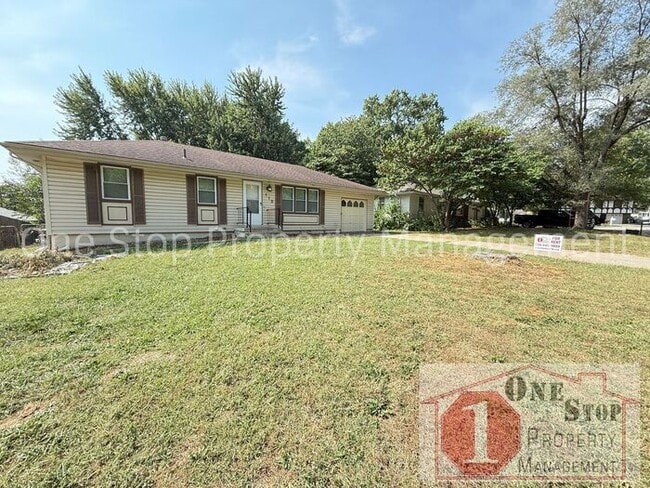 110 SW Moore Ct in Blue Springs, MO - Building Photo - Building Photo