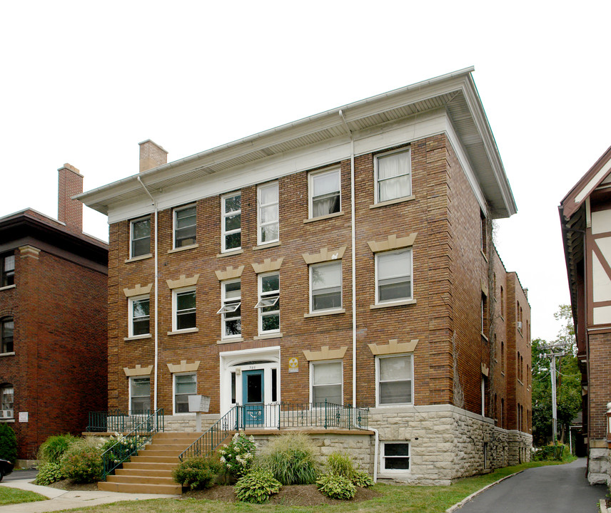 385 Elmwood Ave in Buffalo, NY - Building Photo