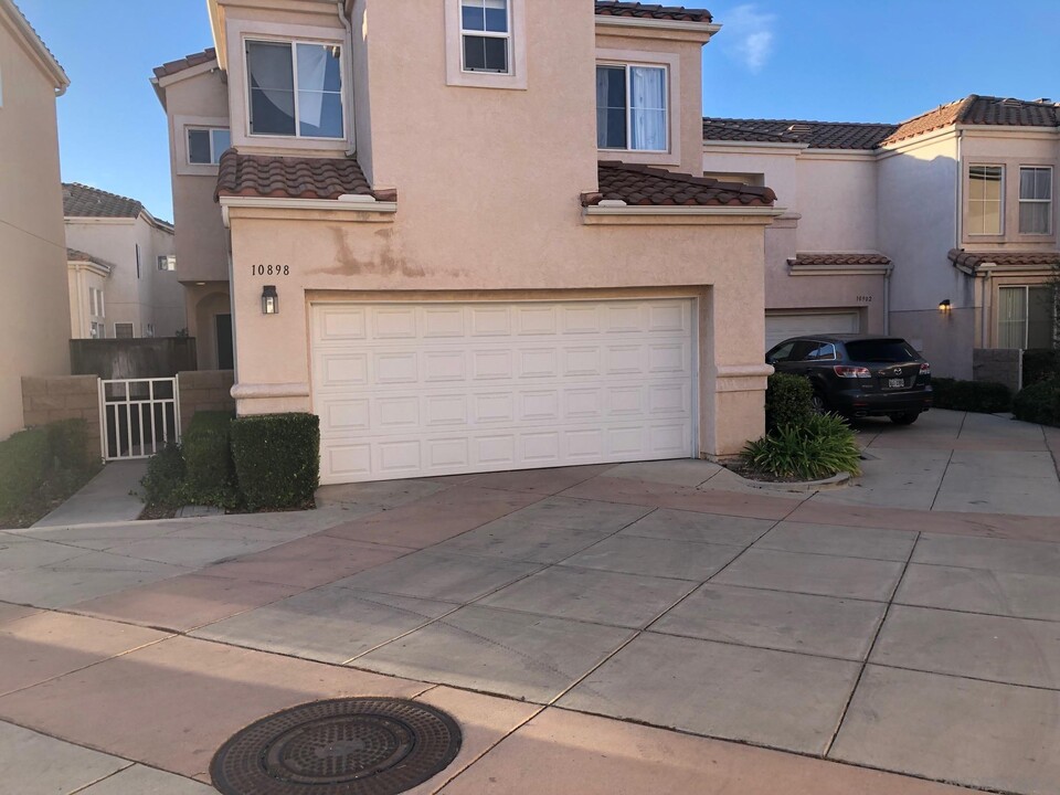 10898 Caminito Arcada in San Diego, CA - Building Photo