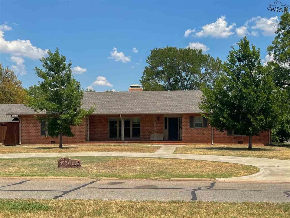 2111 Hiawatha Blvd in Wichita Falls, TX - Building Photo