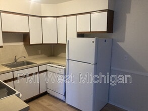 6043 In the Pines Dr SE in Grand Rapids, MI - Building Photo - Building Photo