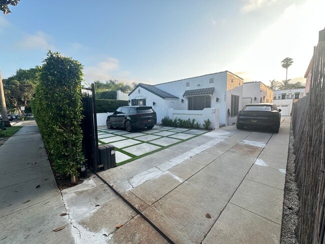 1007 N Harper Ave, Unit 1007