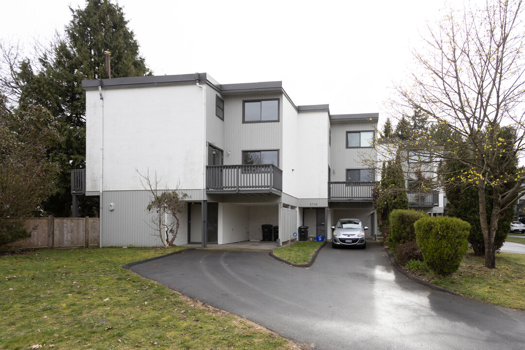 5724 Irmin St in Burnaby, BC - Building Photo