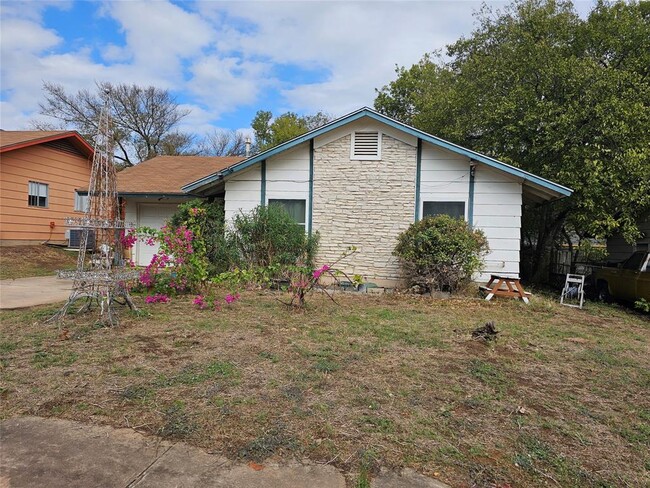 1804 Cherry Orchard Dr in Austin, TX - Foto de edificio - Building Photo