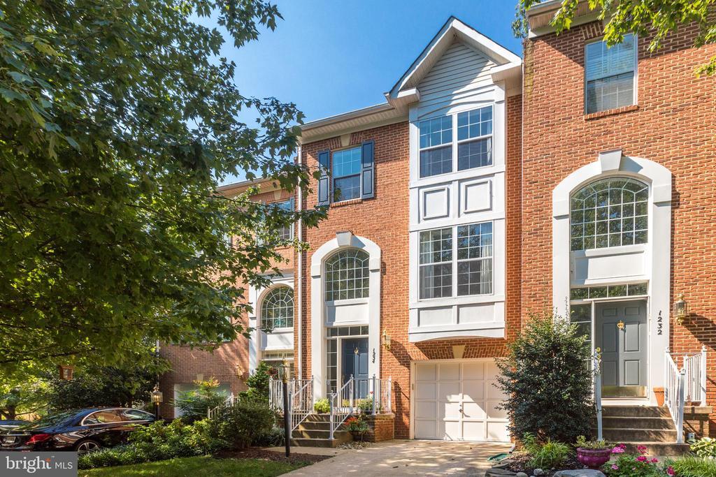 1234 Wild Hawthorn Way in Reston, VA - Building Photo