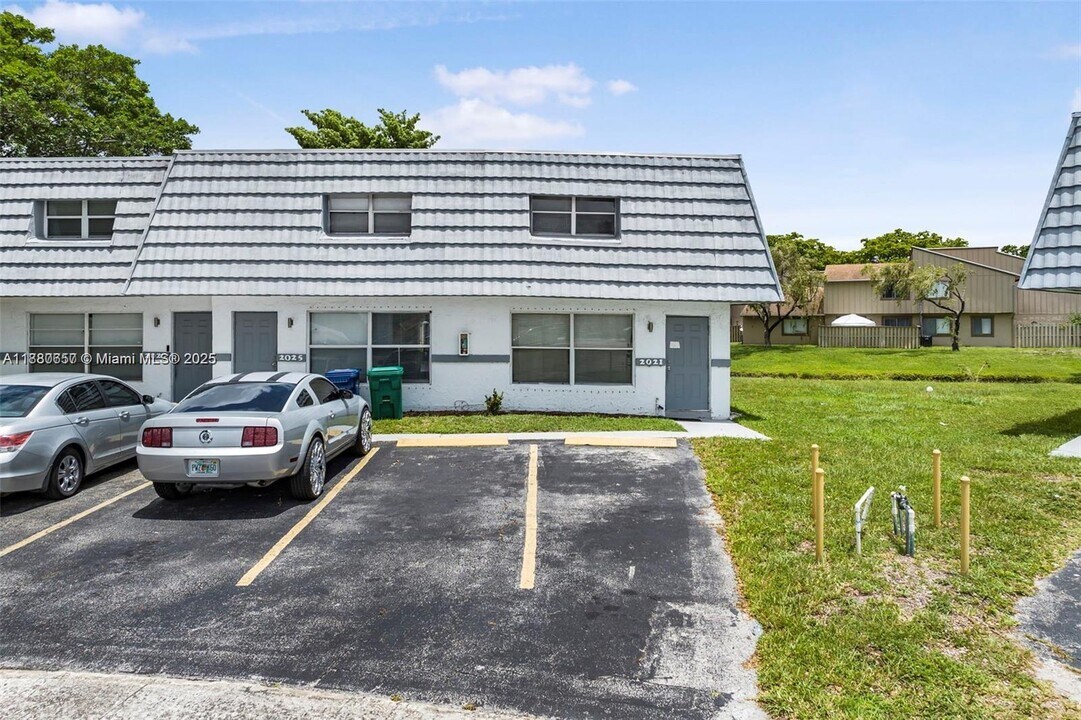 2021 NW 59th Terrace in Lauderhill, FL - Building Photo
