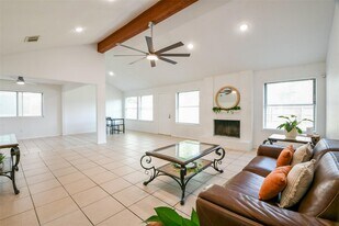 5635 Greenhill Forest Dr in Houston, TX - Building Photo