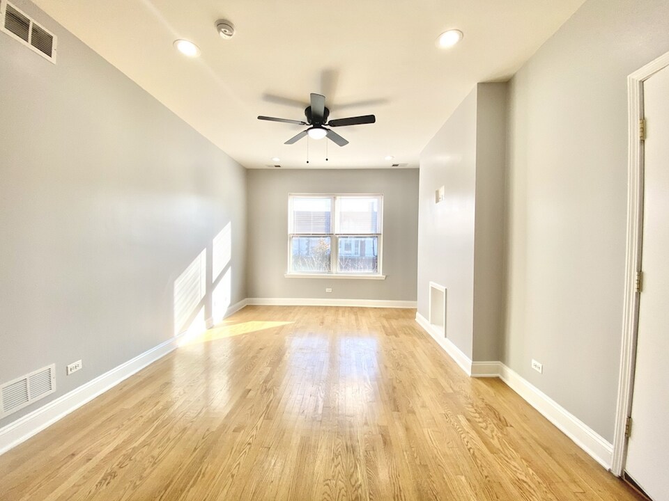 1012 W Sunnyside Ave, Unit 2 in Chicago, IL - Building Photo